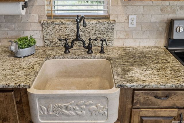 1355 BROAD OAK DR, Bandera, TX 78003