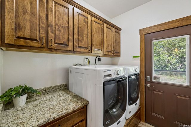 1355 BROAD OAK DR, Bandera, TX 78003