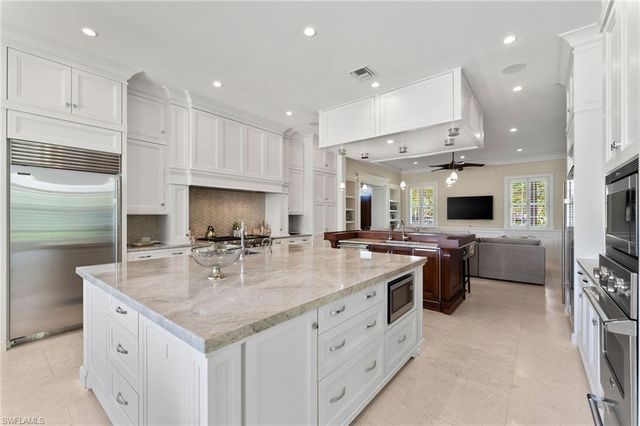 2325 Lantern LN, Naples, FL 34102