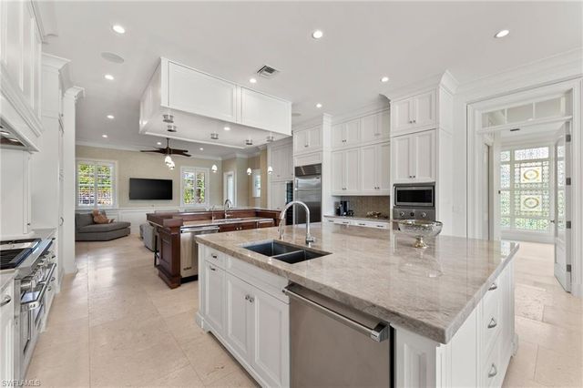 2325 Lantern LN, Naples, FL 34102