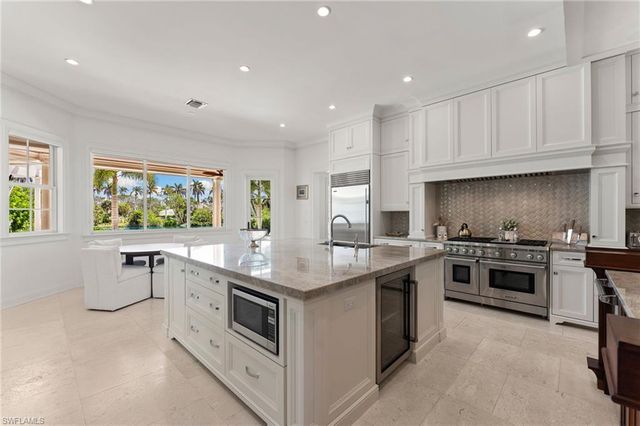 2325 Lantern LN, Naples, FL 34102