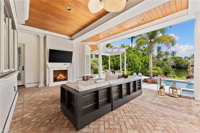 2325 Lantern LN, Naples, FL 34102