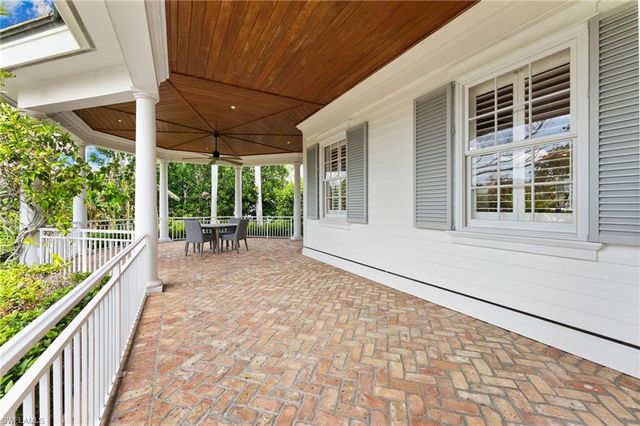 2325 Lantern LN, Naples, FL 34102