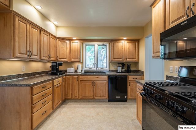 931 Fawn Parkway, Omaha, NE 68154