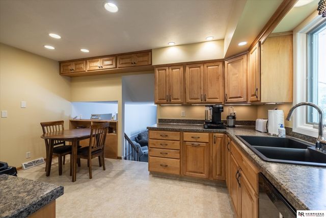 931 Fawn Parkway, Omaha, NE 68154