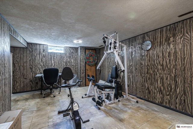 931 Fawn Parkway, Omaha, NE 68154