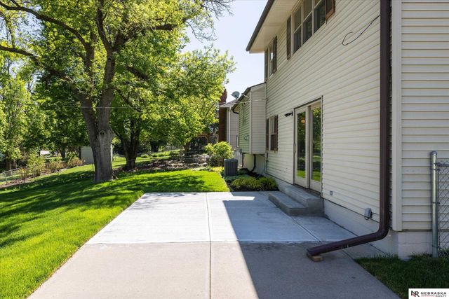 931 Fawn Parkway, Omaha, NE 68154