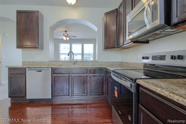 27976 Hopkins Drive, Novi, MI 48377