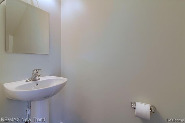 27976 Hopkins Drive, Novi, MI 48377