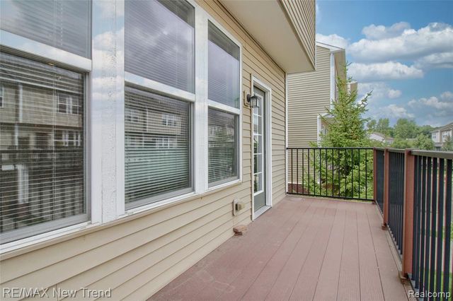 27976 Hopkins Drive, Novi, MI 48377