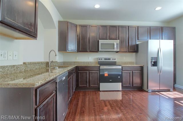 27976 Hopkins Drive, Novi, MI 48377