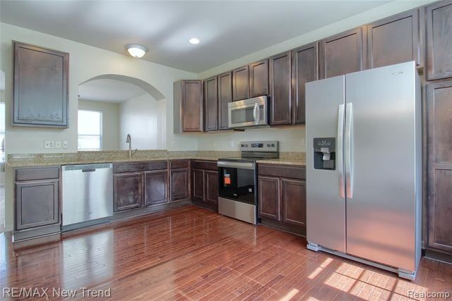 27976 Hopkins Drive, Novi, MI 48377