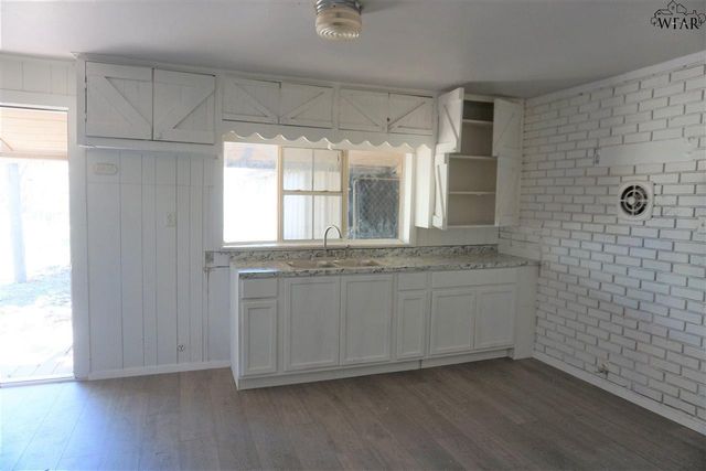 503 E SOUTH DRIVE, Henrietta, TX 76365