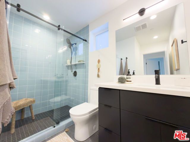 2220 Aaron Street, Los Angeles, CA 90026