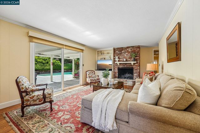 340 Donald Dr, Moraga, CA 94556