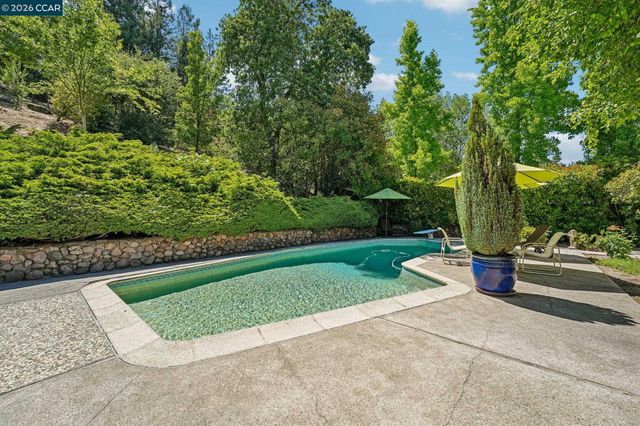 340 Donald Dr, Moraga, CA 94556