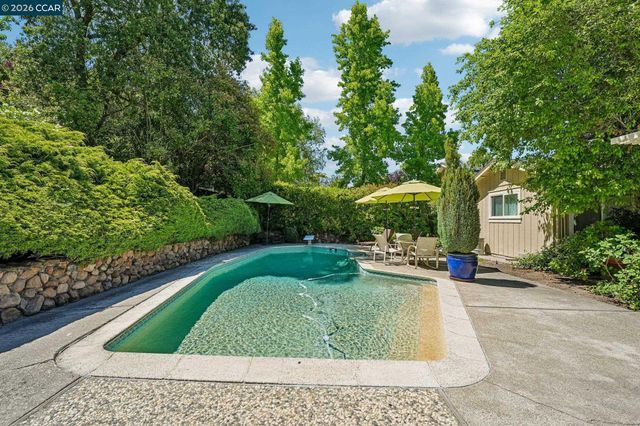 340 Donald Dr, Moraga, CA 94556