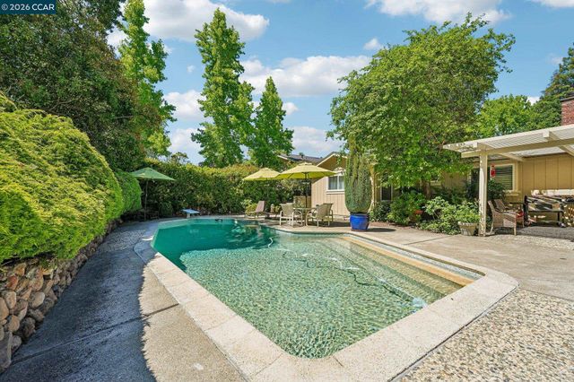 340 Donald Dr, Moraga, CA 94556