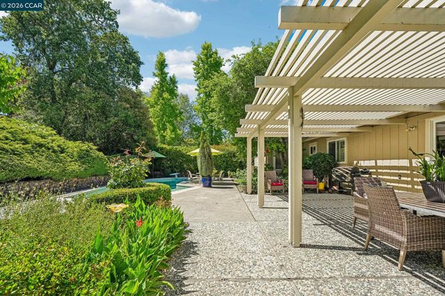 340 Donald Dr, Moraga, CA 94556
