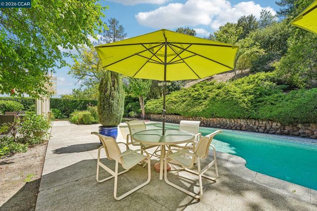 340 Donald Dr, Moraga, CA 94556
