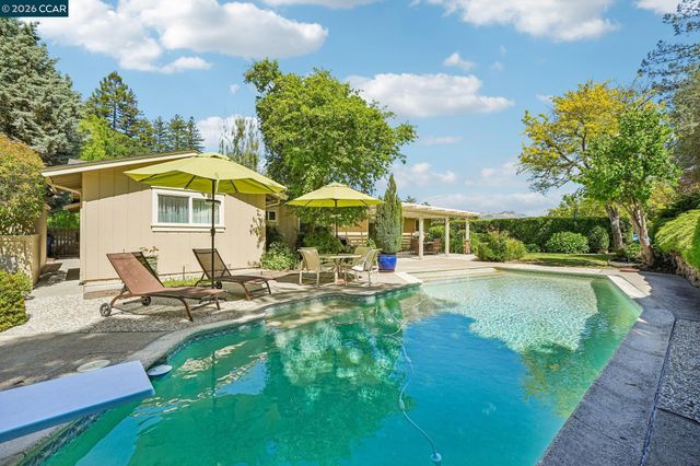 340 Donald Dr, Moraga, CA 94556