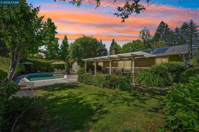340 Donald Dr, Moraga, CA 94556