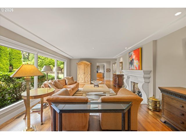 10640 Sw HAWTHORNE Ln, Portland, OR 97225