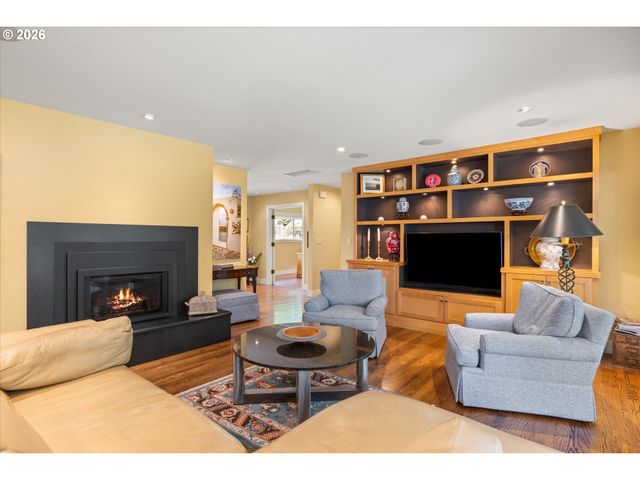 10640 Sw HAWTHORNE Ln, Portland, OR 97225