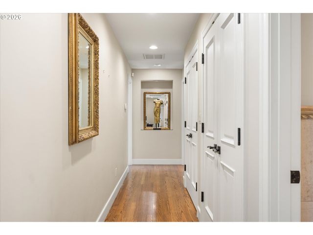 10640 Sw HAWTHORNE Ln, Portland, OR 97225