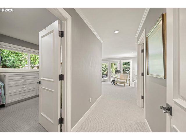 10640 Sw HAWTHORNE Ln, Portland, OR 97225