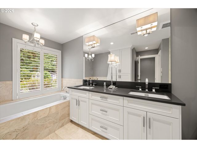 10640 Sw HAWTHORNE Ln, Portland, OR 97225