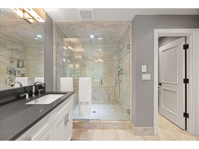 10640 Sw HAWTHORNE Ln, Portland, OR 97225