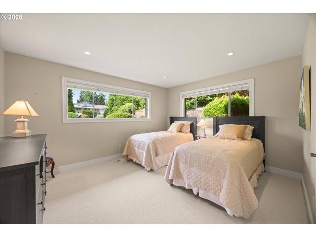 10640 Sw HAWTHORNE Ln, Portland, OR 97225