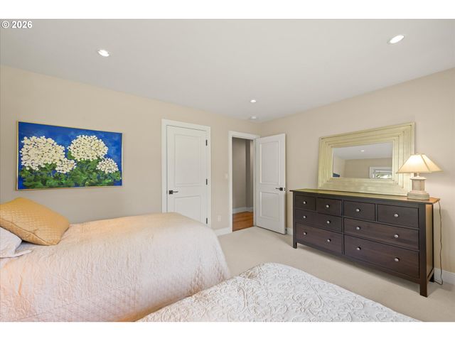 10640 Sw HAWTHORNE Ln, Portland, OR 97225