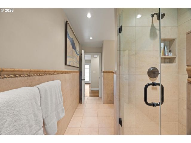 10640 Sw HAWTHORNE Ln, Portland, OR 97225
