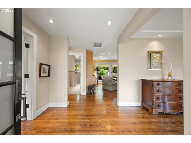 10640 Sw HAWTHORNE Ln, Portland, OR 97225