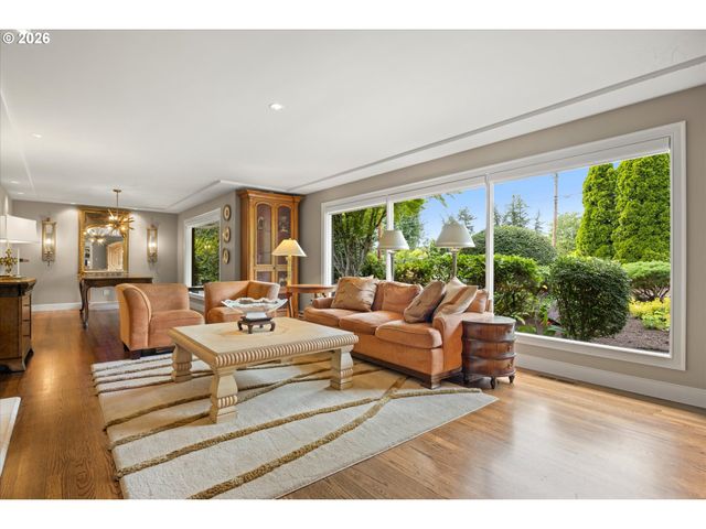 10640 Sw HAWTHORNE Ln, Portland, OR 97225