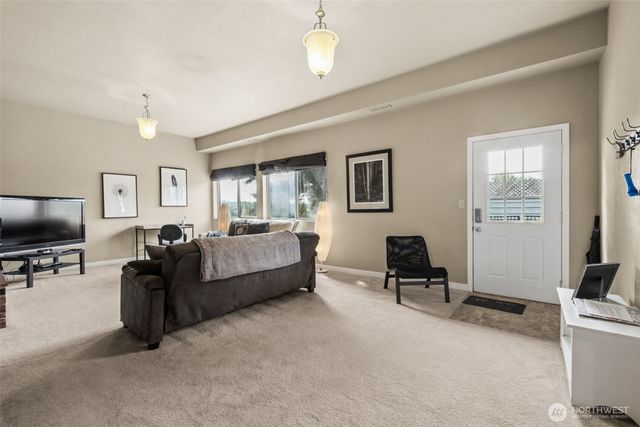 21030 7th Avenue S, Des Moines, WA 98198