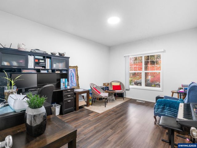 1241 Dahlia St, Woodburn, OR 97071