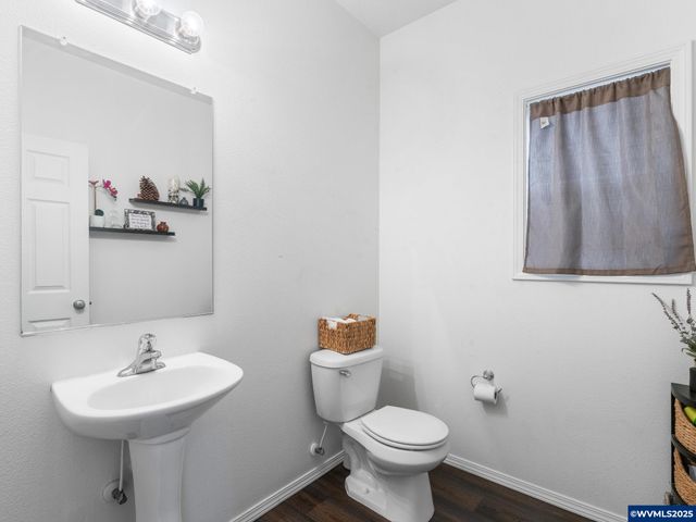 1241 Dahlia St, Woodburn, OR 97071