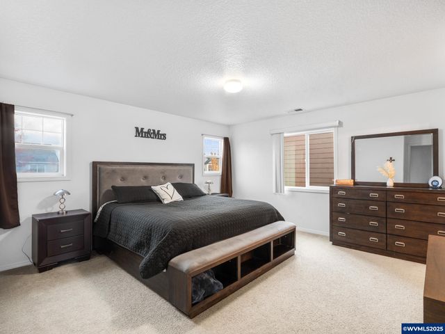 1241 Dahlia St, Woodburn, OR 97071