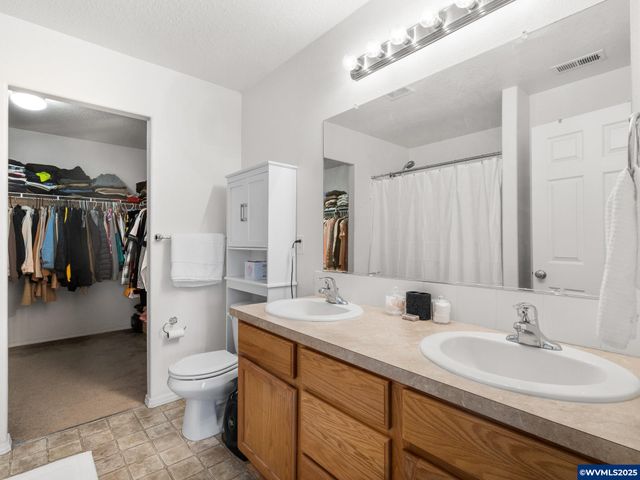 1241 Dahlia St, Woodburn, OR 97071