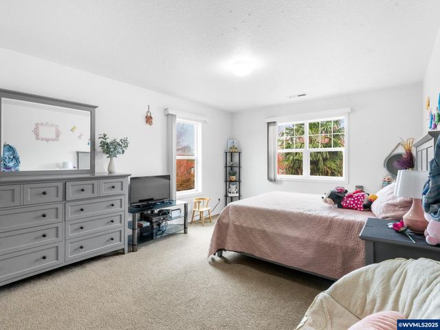 1241 Dahlia St, Woodburn, OR 97071