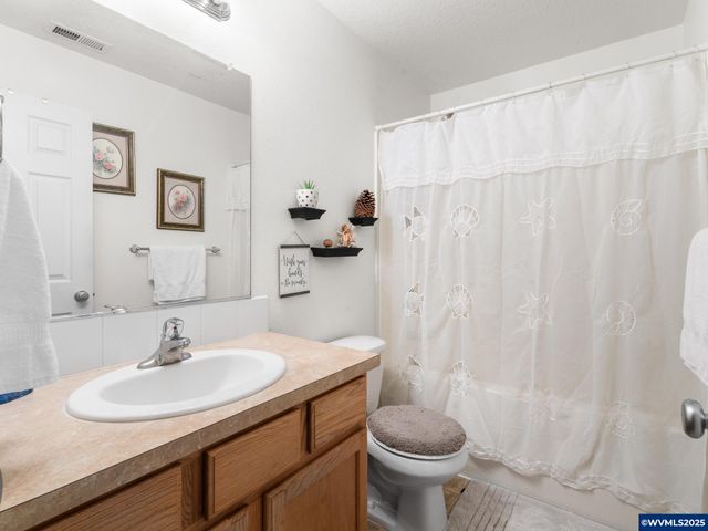 1241 Dahlia St, Woodburn, OR 97071