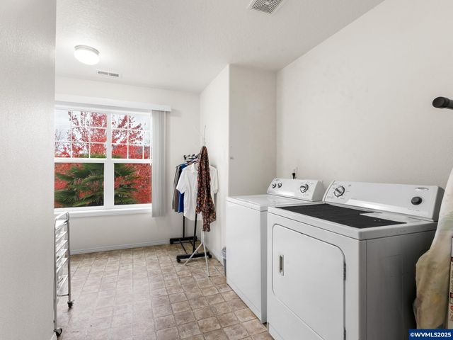 1241 Dahlia St, Woodburn, OR 97071