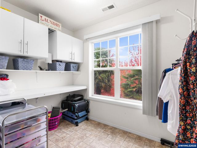 1241 Dahlia St, Woodburn, OR 97071