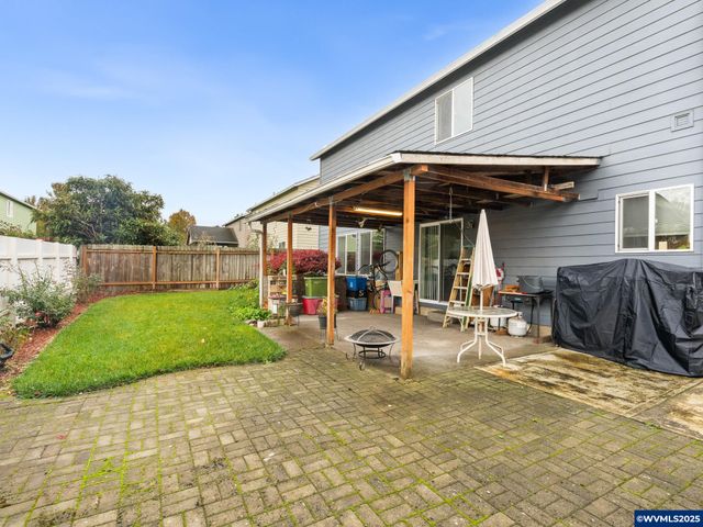 1241 Dahlia St, Woodburn, OR 97071