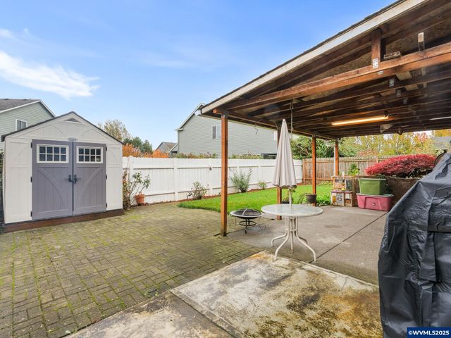 1241 Dahlia St, Woodburn, OR 97071