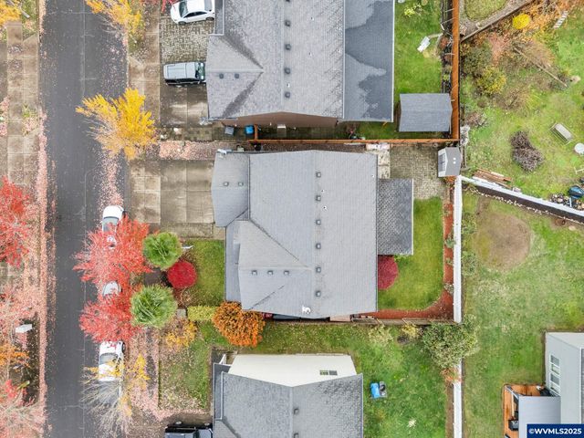 1241 Dahlia St, Woodburn, OR 97071