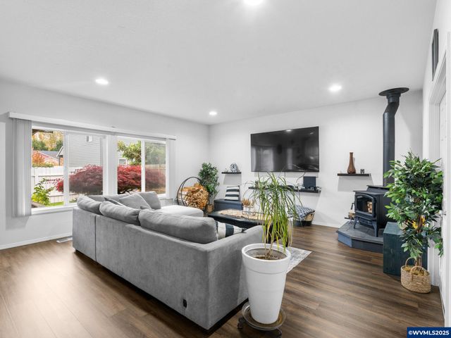 1241 Dahlia St, Woodburn, OR 97071